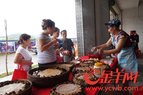 图为非遗传承人现场表演大笼糍制作技艺。ed.bmp 图为非遗传承人现场表演大笼糍制作技艺。ed.bmp