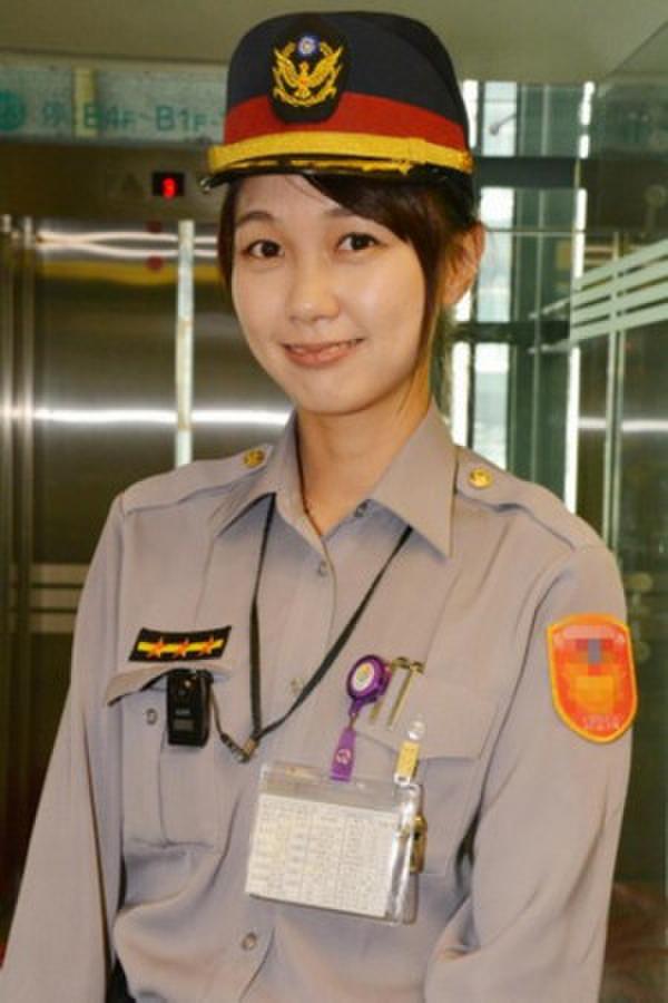 台湾最美女警走红 网友:太辣了!