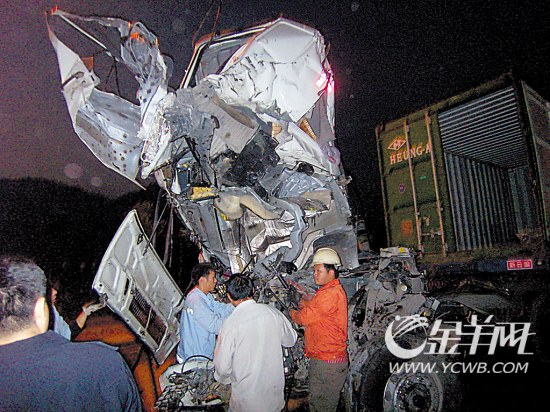 事故车成了"变形金刚"高清图片