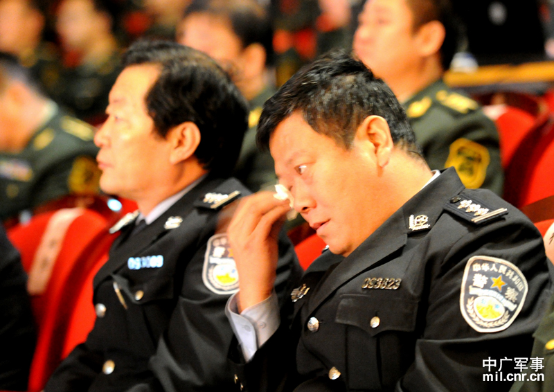 赴海地维和警察先进事迹感动秦皇岛(组图)