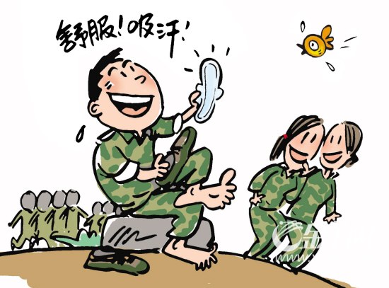男生军训用卫生巾当鞋垫