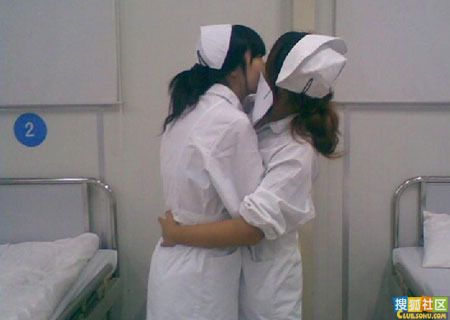 帖中的一组<em>图片</em>皆为一群身穿<em>护士</em>服的<em>女孩</em>的自