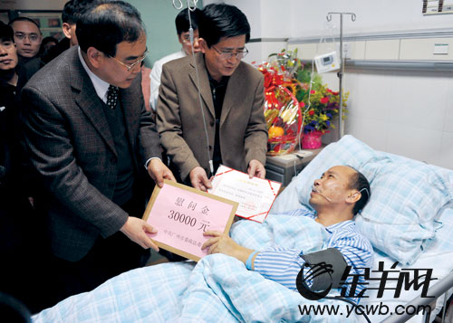 领导关心陈学潜 决不能让英雄流血又流泪 - 金