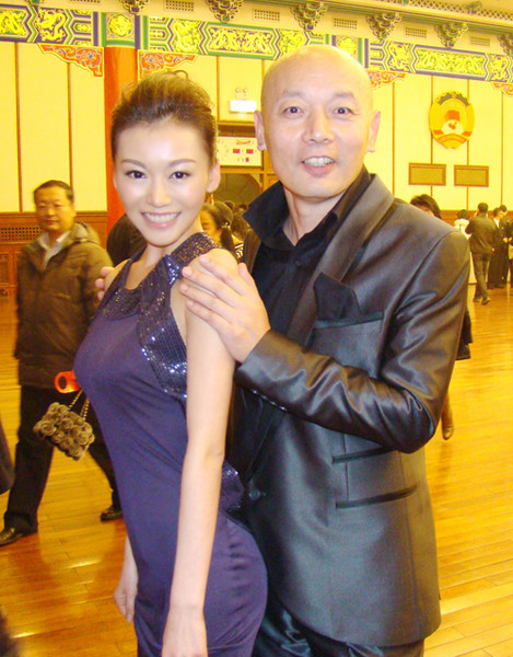 巩新亮薄纱衬诱惑酥胸抢镜