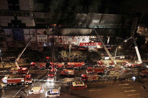 重庆赛博数码广场发生火灾 230余人被救出 - 金