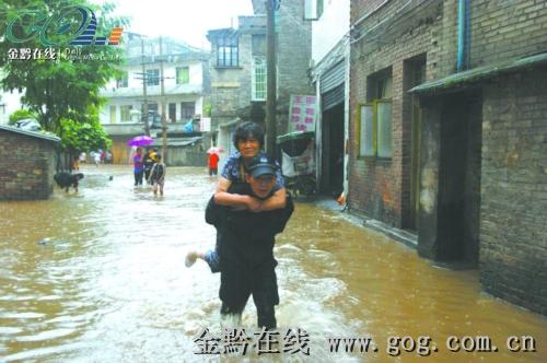 贵州18县市遭暴雨洪涝 14万人紧急转移安置 -