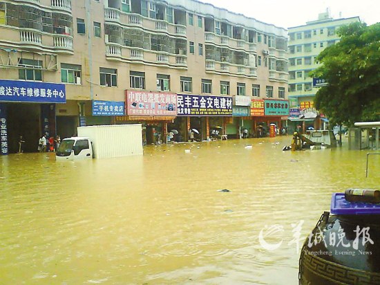 暴雨袭粤 珠海水浸街深圳少女跌落排洪渠溺亡
