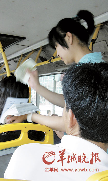 聋哑<em>女孩</em>索钱很忙