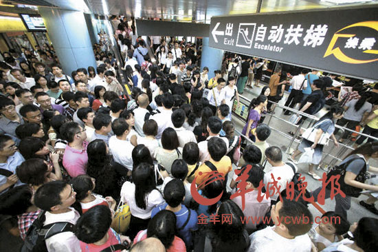 公交地铁免费加上交通限行市民盼望不拥挤(图)