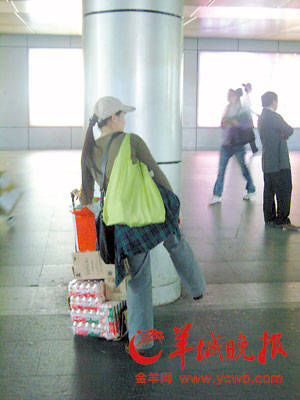 深圳人赴港购物热情空前高涨酱油也到香港打