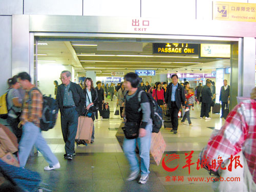 深圳人赴港购物热情空前高涨酱油也到香港打