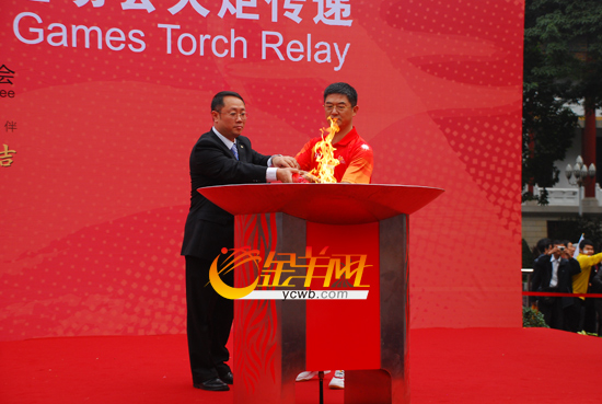 亚运火炬广州城市原点出发 点燃羊城市民激情