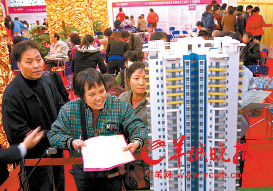 羊城市民在选经适房 羊城晚报记者 陈秋明摄 羊城市民在选经适房 羊城晚报记者 陈秋明摄