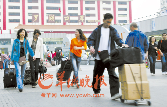 在罗湖口岸,每天都有不少人从香港采购而归IC供图 在罗湖口岸,每天都有不少人从香港采购而归IC供图