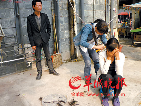 未婚怀孕女生活无着落当街忍痛卖长发_新闻中