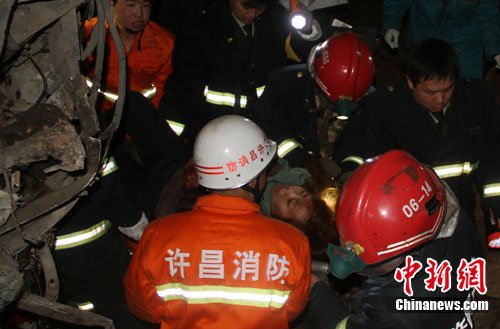 河南许平南高速公路发生交通事故致16死25伤