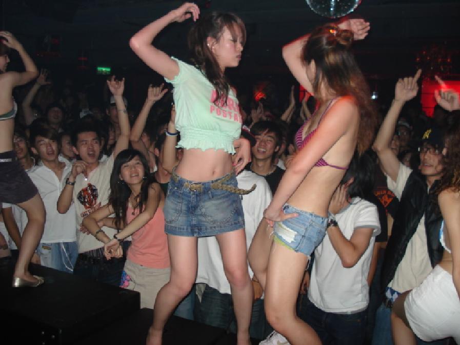 实拍狂野夜店性感美女热舞(组图)--金羊网