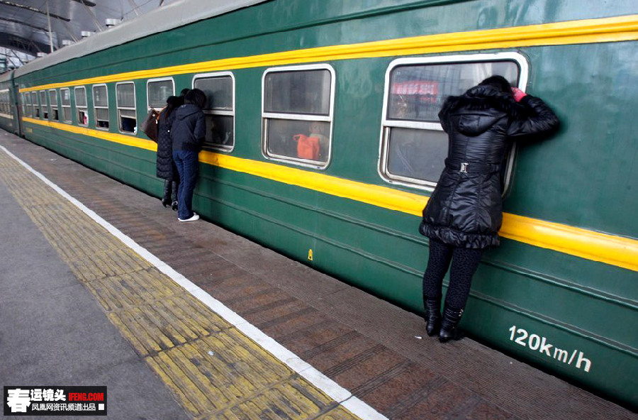 2011年1月28日下午,武昌火车站,送行的人趴在列车窗口与亲友道别.