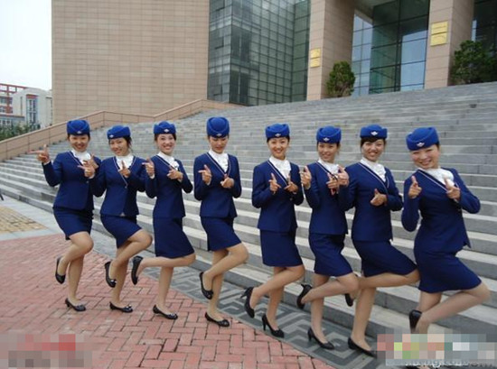<em>美女如云</em>:大学里空乘专业女生集体照