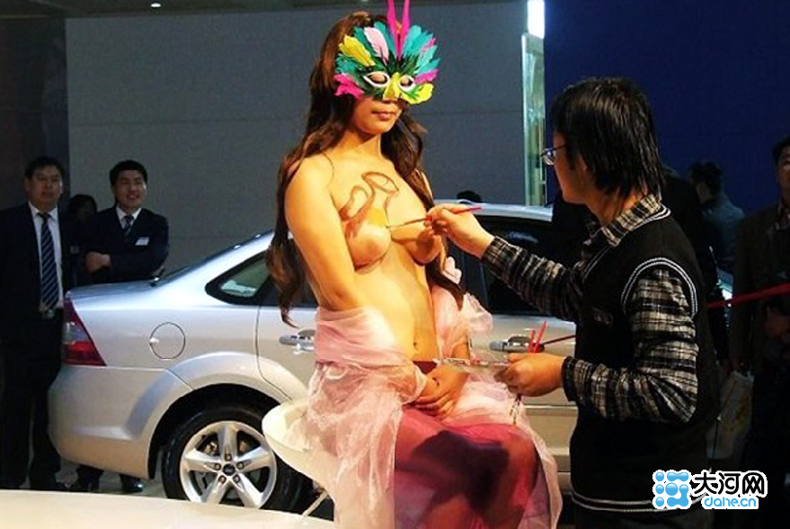 郑州车展现人体彩绘+画师在模特身上现场作画(