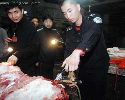 广州腐烂猪肉拌剧毒农药腌制腊肉曝光 牛肉膏成小把戏