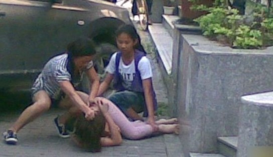 组图:网曝\u201c小三\u201d遭原配全家扒衣施暴_新