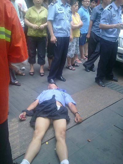 当街扒_美女当街被<em>解胸衣</em>_蔡少芬当街哺乳照