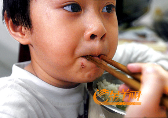 琶洲一幼儿园老师用热水杯烫学生嘴