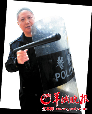 受伤交警张滨演示与歹徒搏斗过程 羊城晚报记者 黄巍俊 摄 受伤交警张滨演示与歹徒搏斗过程 羊城晚报记者 黄巍俊 摄