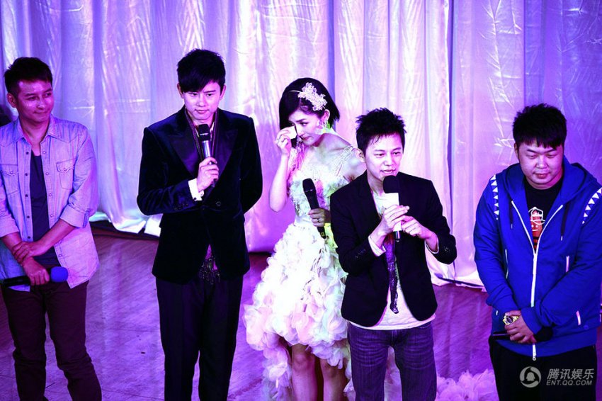 <em>张杰谢娜结婚</em>未曝光<em>照片</em> 尽显浪漫甜蜜