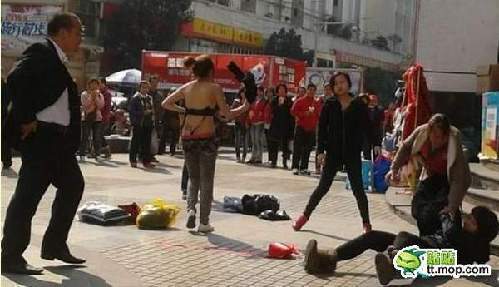 女人打架把衣服脱了
