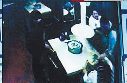 三名酒徒<em>非礼女服务员</em> 遭拒后将其殴打致失语