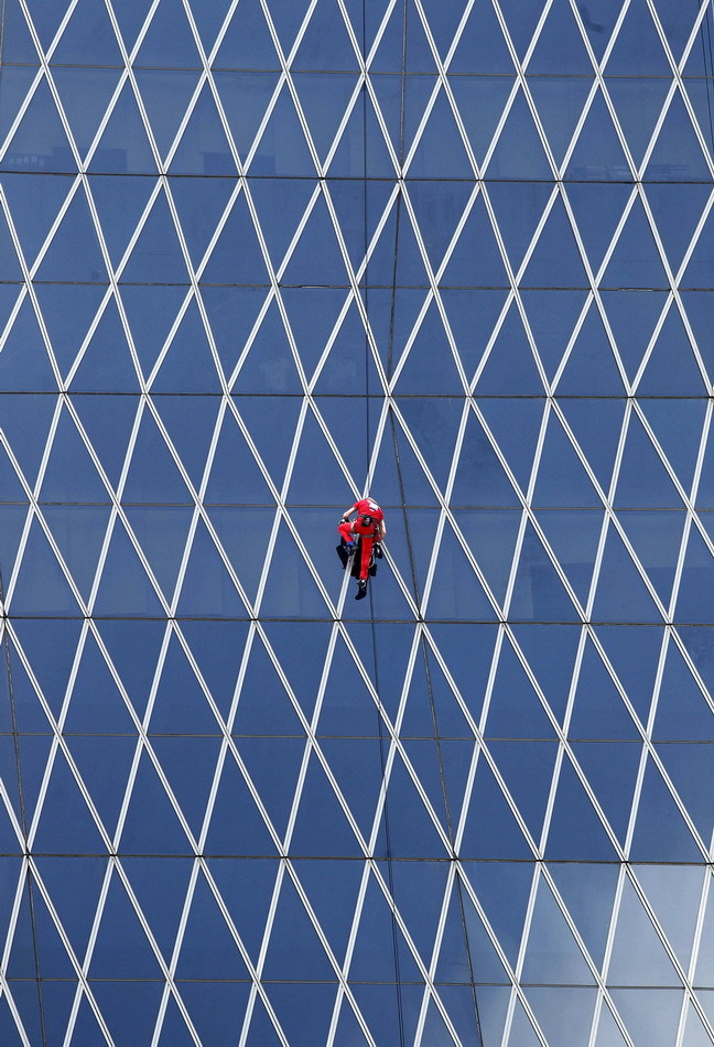 法国蜘蛛人成功征服印尼215米高塔