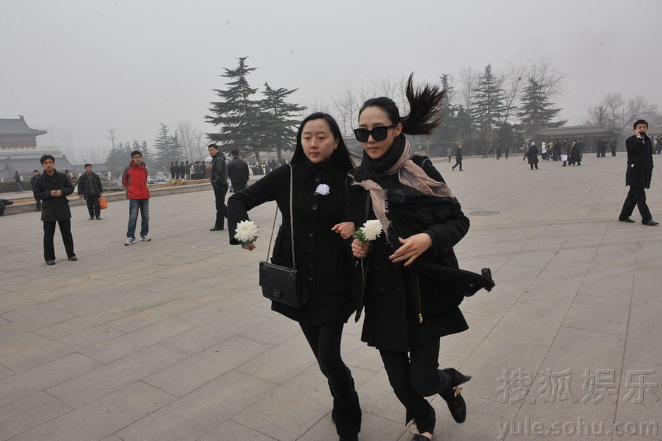 白静追悼会白母痛哭 神秘男下跪致哀