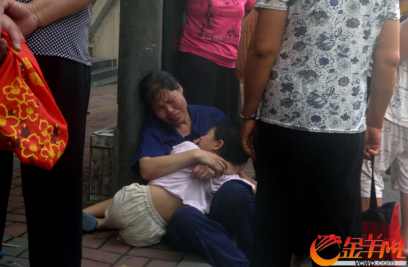 广州一名<em>5岁女童</em>横穿马路 惨被公交车碾压身亡