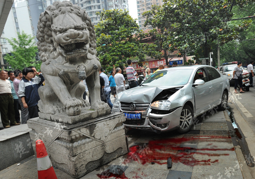 <em>女司机</em>错把<em>油门当刹车</em>,小车挑起老太撞向石狮
