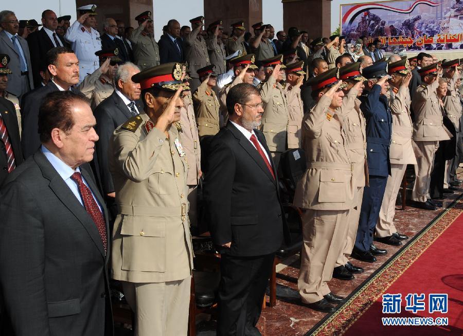埃及新总统穆尔西出席阅兵仪式