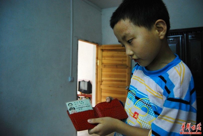 图片故事:湖南无妈乡的偏颈少年