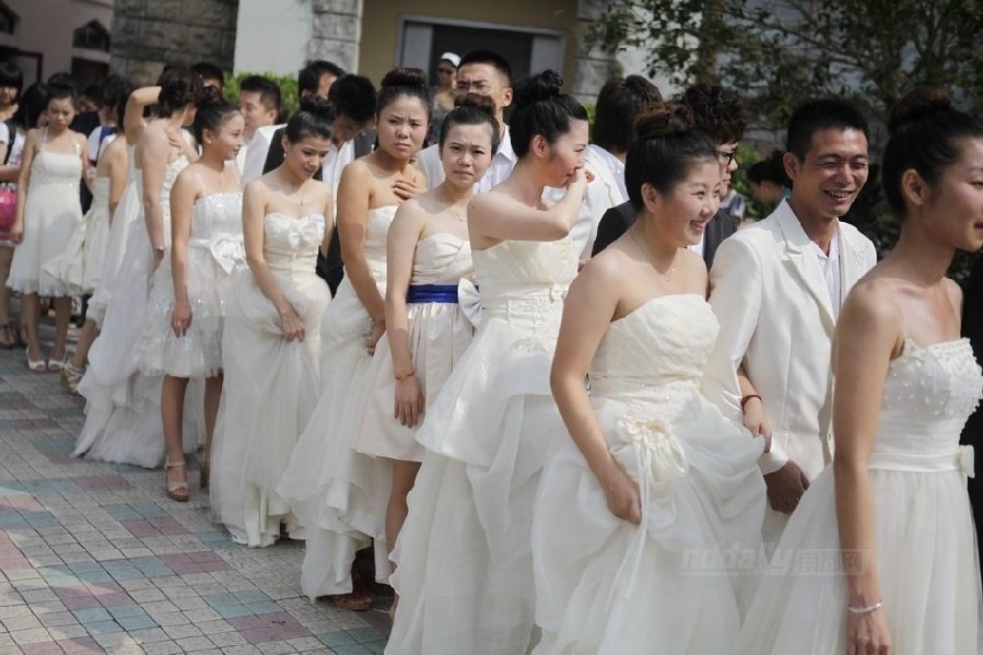 深圳12对新人过山车办婚礼 尖叫不断