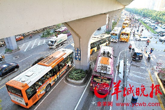 <em>罗冲围</em>公交专用道塞成小火车通知被取消_新