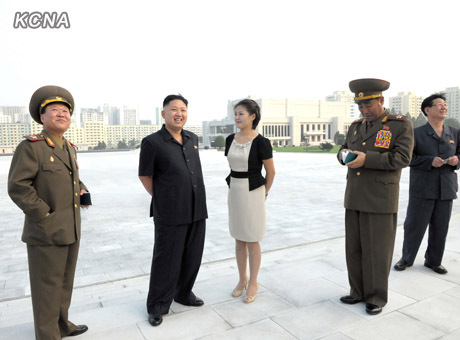 金正恩携夫人李雪主向金日成和金正日的铜像敬