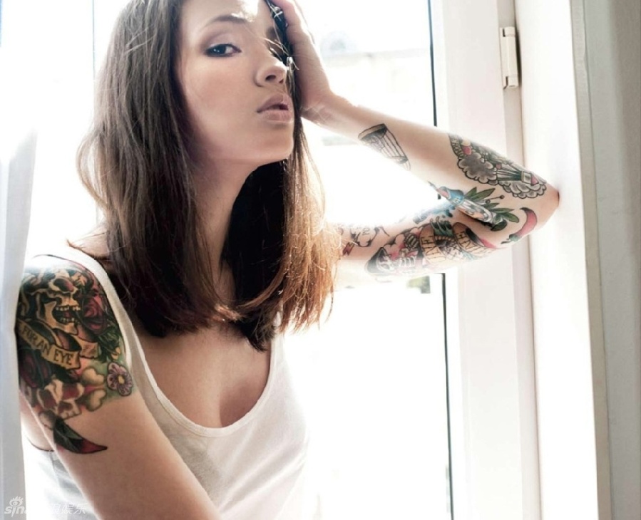 俄罗斯个性美女纹身摄影师性感写真