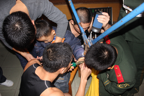 4岁男童魔戒卡手 消防队连夜施救_新闻中心