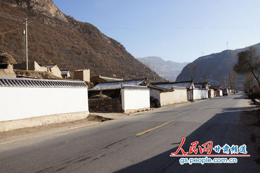 贫困县建遮羞墙图片