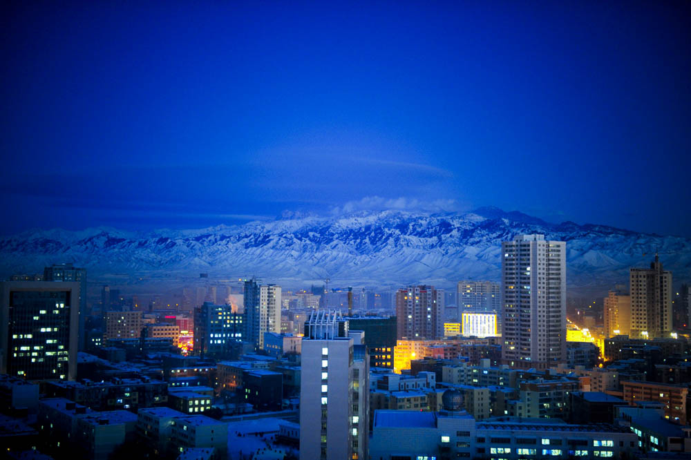 雪后转晴 乌鲁木齐华灯与天山雪景交相辉映