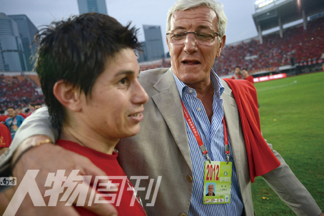 孔卡携精心打扮的葆拉及儿子到场