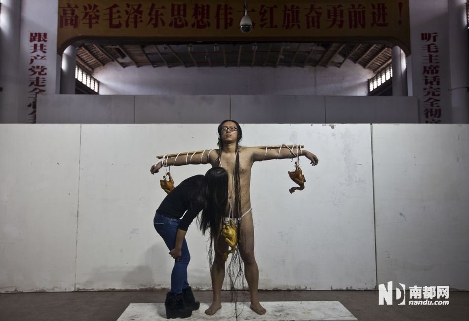 吊三只鸡求美女亲吻