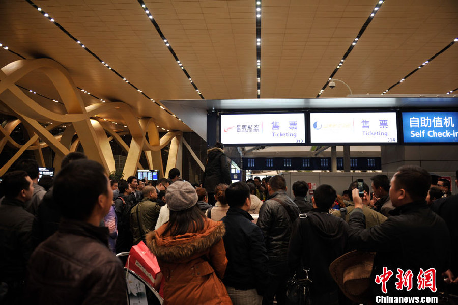 昆明机场航班延误 旅客围堵航空公司柜台