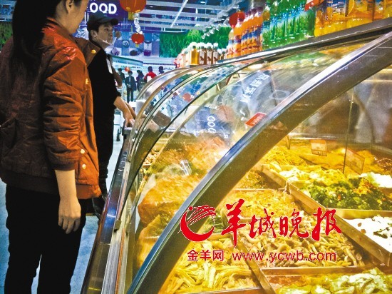 　　“卜蜂莲花”三元里店，即食熟食食品成为顾客关注的重点