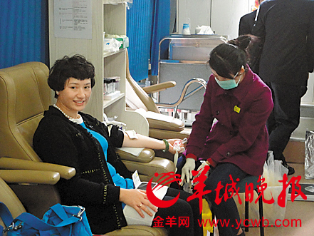 　　红色行动中，一位白领正在进行无偿献血